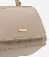 Bolso bandolera negro con correa de mano fija y asa larga ajustable desmontable. Cuenta con bolsillo delantero y cierre por cremallera.