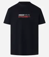 Remera negra de algodón con corte comfort, cuello redondo y mangas cortas. Estampa frontal y trasera con lettering "Inked Yokai".