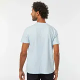 Camiseta celeste de manga corta con cuello redondo. Estampado frontal con el texto "East Hampton New York - United States" y un dibujo de un yate.