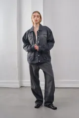 Campera de jean gris oscuro con bolsillos frontales y cierre con botones.