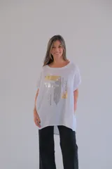 Blusa blanca de lino con estampado abstracto en dorado y plateado, de corte holgado y mangas cortas.