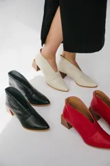 Botines color peltre de cuero con taco de madera y corte en V en el frente.