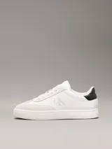 Zapatillas urbanas Calvin Klein Jeans de cuero blanco con puntera de gamuza y detalle de logo CK en el lateral.