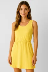 Vestido amarillo de algodón, sin mangas, al cuerpo, con elástico en la cintura y cuello redondo.