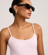 Musculosa blanca de poliamida con breteles finos y escote redondo.