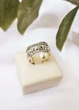 Anillo ancho de plata 925 con diseño de elefantes en relieve.