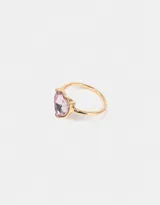 Anillo dorado con dije de corazón de símil piedra color rosa.