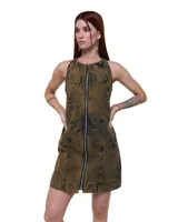 Minivestido de denim 100% algodón con marmolado color bronce. Cierre frontal de alpaca de extremo a extremo y panelería con cortes y curvas que esculpen el torso y acentúan la figura. Espalda tipo nadador; silueta recta con leve evasé.