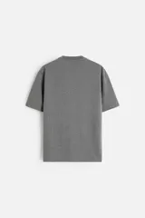 Camiseta gris de algodón, corte recto, cuello redondo y manga corta.