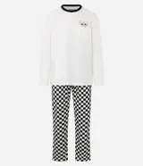 Pijama largo de algodón con remera blanca de mangas largas y cuello redondo, con bolsillo estampado de Stitch. Pantalón largo con estampado a cuadros blancos y negros, y cintura elástica.