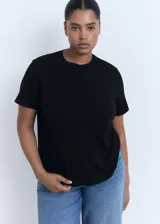Remera negra de algodón, de corte recto, manga corta y cuello redondo.