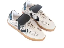 Championes con estampado animal print en tonos beige y negro, diseñados para ofrecer comodidad y estilo.