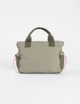 Bandolera color verde militar con correa ajustable y bolsillo removible con cierre.