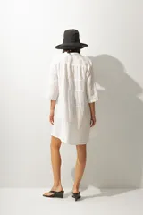 Vestido corto color negro, de corte recto y breteles finos.