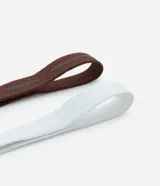 Kit de dos cintas para el pelo deportivas, finas y elásticas, una color marrón y otra color blanco.