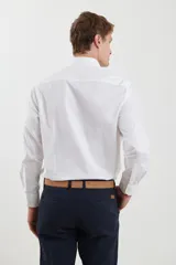 Camisa blanca de vestir, con corte clásico y botones frontales.