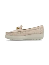 Mocasín de cuero charol negro con plataforma blanca y detalle de hebilla metálica plateada en el empeine.