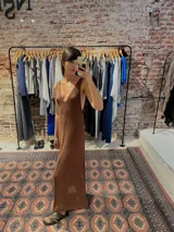 Vestido midi tejido color crema, con escote en V y calado en la parte inferior.