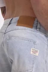 Bermuda de jean celeste con corte a la rodilla.