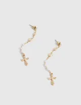 Aros colgantes dorados con perlas, corazones y cruces de metal.
