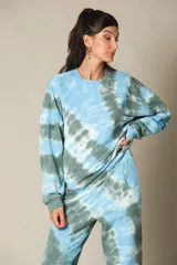 Buzo celeste y gris con estampado batik, de corte holgado y mangas largas.