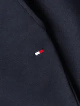 Short azul marino de felpa con cintura elástica ajustable con cordón, tres bolsillos y logo de Tommy Hilfiger bordado en el ruedo.