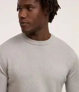 Suéter masculino de malla de viscosa y poliamida color gris claro, con textura de cuadros grid, cuello redondo y mangas largas.