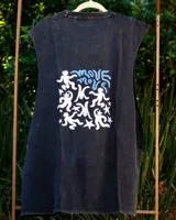 Musculosa celeste con cuello redondo y sisas amplias. Estampado frontal con el logo de la marca 'esta es tuya' y figuras abstractas.