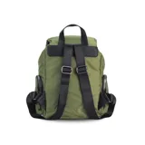 Mochila negra de nylon con tapa y broche metálico. Tiene apertura superior con broche, bolsillos internos, bolsillo con cierre metálico al frente y laterales. Tiene asas rígidas de mano y correas regulables para colgar en la espalda.