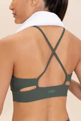Top deportivo verde oliva con tirantes finos cruzados en la espalda y relleno extraíble.