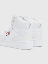 Zapatillas de baloncesto Tommy Jeans de corte medio, color blanco, con diseño color block, exterior de piel, interior de poliéster reciclado y suela de goma.