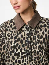 Chaqueta de denim con estampado animal print, cuello marrón y botones negros.