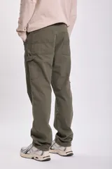 Pantalón verde de corte recto, estilo carpintero, con múltiples bolsillos y presillas para herramientas.
