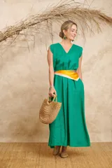 Vestido largo color fucsia, de lino, con escote en V y mangas cortas con volados.