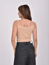 Musculosa gris con breteles finos y bordado de un cangrejo rojo en el pecho.