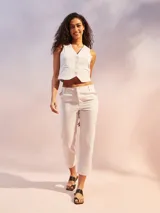 Pantalón color crema de corte recto, largo a la pantorrilla y confeccionado en lino.