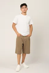 Bermuda color caqui de corte amplio y largo a la rodilla.