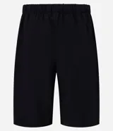 Bermuda baggy negra confeccionada en poliamida, con cintura elástica ajustable con cordón y bolsillos laterales.