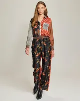 Pantalón recto con estampado gráfico, cintura elástica, bolsillos laterales y dos bolsillos traseros.