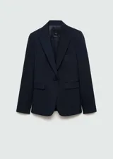Blazer azul marino con cuello de pico y solapa, hombros estructurados, diseño entallado y dos bolsillos de ribete en la parte delantera.