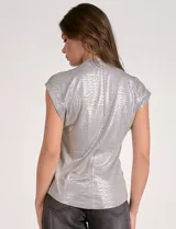 Blusa sin mangas color gris con tejido lurex brillante y detalle de nudo drapeado en el cuello.