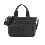 Bolso tipo tote negro de poliéster con doble asa corta con estampado de letras y correa larga regulable. Tiene cierre superior, bolsillo frontal con cierre, dos bolsillos laterales abiertos, bolsillo interno con cierre y dos bolsillos internos abiertos.