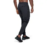 Pantalón de jogging negro con logo de Under Armour en blanco en la pierna izquierda.