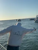 Sudadera de color negro con capucha, bolsillo delantero y estampado gráfico en la parte delantera y trasera.