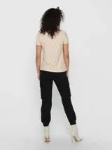 Camiseta color beige con tejido calado, de manga corta y cuello redondo.