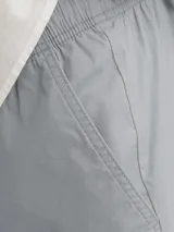 Short gris de tejido de sarga con fit relajado y cierre con cordón.