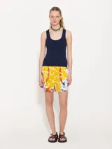 Musculosa de algodón azul marino con cuello redondo y sisas anchas.