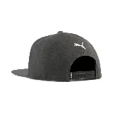 Gorra Puma ESS Nº 1 Logo Flat Brim, color gris oscuro con logo Puma bordado en blanco en el frente.