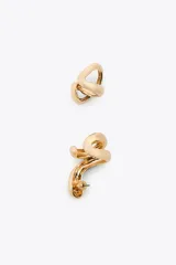 Pack de dos aros dorados: uno tipo earcuff con forma de espiral y otro con forma de C.