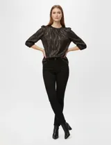 Blusa Zac & Rachel con estampado laminado en tonos marrones y negros. Tiene cuello redondo fruncido, mangas 3/4 con puños elásticos y abertura en la espalda con botones.